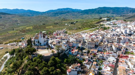Luftaufnahme des Dorfes Alozaina in der Region des Nationalparks Sierra de las Nieves, Andalusien