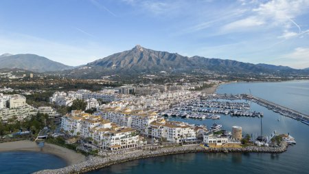 vue sur le port Banus par une belle journée bleue sur la côte de Marbella, Andalousie