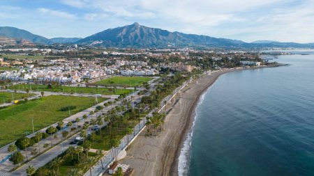 Téléchargez les photos : Vue aérienne de la plage de San Peter Alcantara dans la municipalité de Marbella, Andalousie. - en image libre de droit
