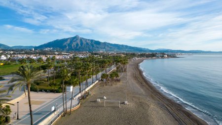 Téléchargez les photos : Vue aérienne de la plage de San Peter Alcantara dans la municipalité de Marbella, Andalousie. - en image libre de droit