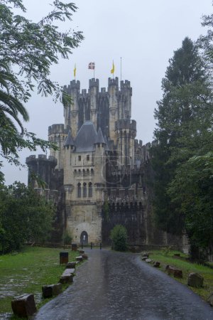 Téléchargez les photos : Château de Butron par une belle journée de pluie grise, Espagne - en image libre de droit