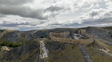 vista aérea del castillo de Osma en la provincia de Soria, España.