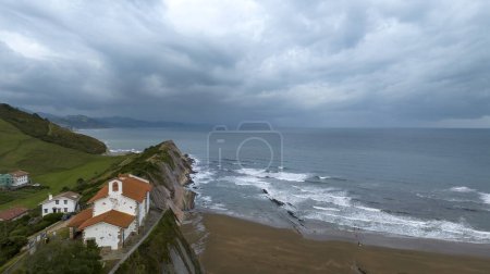 Téléchargez les photos : Vue aérienne de l'ermitage de San Telmo dans la municipalité de Zumaya - en image libre de droit