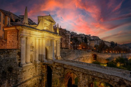 Téléchargez les photos : Porta San Giacomo la plus belle des portes d'accès des murs vénitiens à la ville haute de Bergame - en image libre de droit