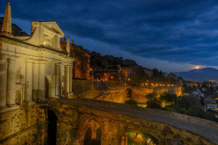 Foto de Porta San Giacomo la más hermosa de las puertas de acceso desde las murallas venecianas a la ciudad alta de Bérgamo - Imagen libre de derechos