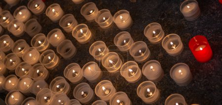Téléchargez les photos : Bougies votives allumées à l'église - en image libre de droit