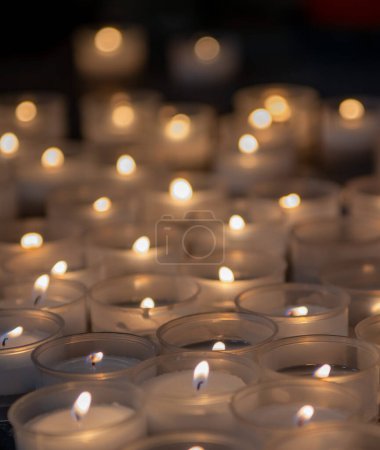 Téléchargez les photos : Bougies votives allumées à l'église - en image libre de droit