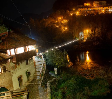 Foto de Puente con cables de acero sobre el río Brembo por la noche - Imagen libre de derechos