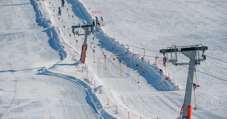 Téléchargez les photos : Piste de ski avec téléski - en image libre de droit