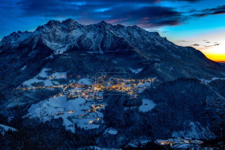 Téléchargez les photos : Village de montagne enneigé la nuit - en image libre de droit