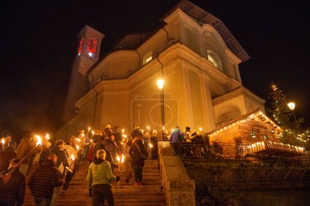 Téléchargez les photos : Serina Italie 24 décembre 2022 : Des gens avec des torches marchent vers la cabane pour célébrer le jour de Noël - en image libre de droit