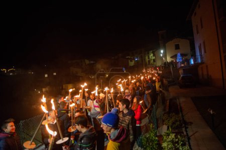 Téléchargez les photos : Serina Italie 24 décembre 2022 : Des gens avec des torches marchent vers la cabane pour célébrer le jour de Noël - en image libre de droit