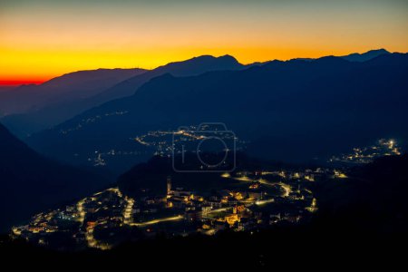 Téléchargez les photos : Villages de montagne illuminés au coucher du soleil - en image libre de droit