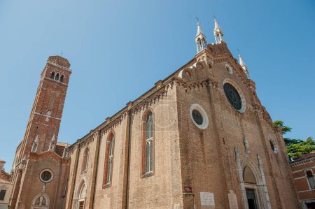 Foto de Venecia Italia 21 de agosto de 2017: La basílica de Santa Maria Gloriosa dei Frari, comúnmente llamada solo el Frari, es la más grande de las iglesias de Venecia - Imagen libre de derechos