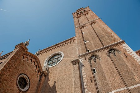 Foto de Venecia Italia 21 de agosto de 2017: La basílica de Santa Maria Gloriosa dei Frari, comúnmente llamada solo el Frari, es la más grande de las iglesias de Venecia - Imagen libre de derechos