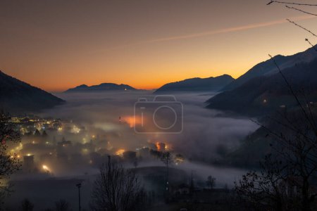 Téléchargez les photos : Serina Mountain village in the fog - en image libre de droit