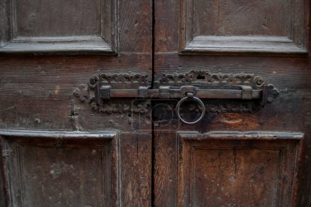 Téléchargez les photos : Wrought iron latch on an old door - en image libre de droit