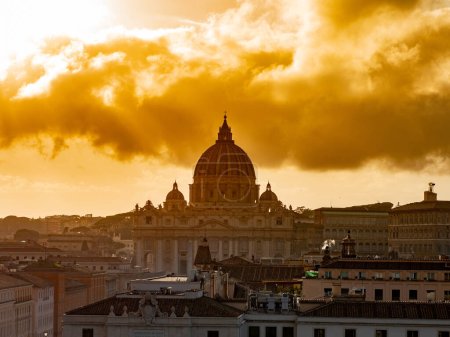 Foto de Roma Italia 14 de marzo de 2020: Plaza de San Pedro con columnas y estatuas de mármol - Imagen libre de derechos