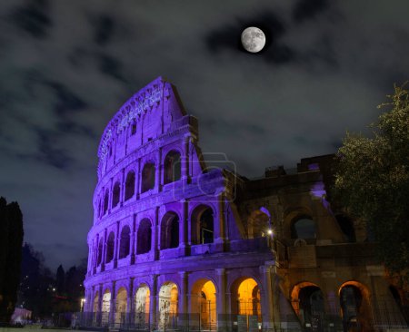 Foto de Roma Italia 14 de marzo de 2023: Coliseo iluminado en púrpura para sensibilizar sobre la investigación científica contra el cáncer - Imagen libre de derechos