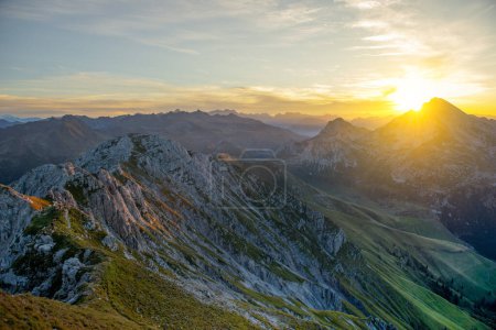 Téléchargez les photos : Montagnes le matin au lever du soleil - en image libre de droit