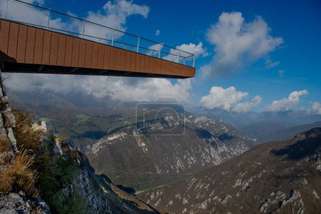 Téléchargez les photos : Pont suspendu pour une vue panoramique sur la vallée immaculée - en image libre de droit