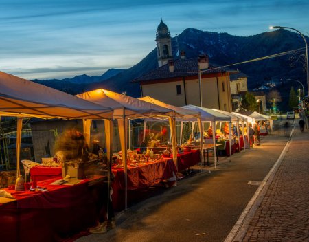 Foto de Cornalba Italia 10 de diciembre de 2023: puestos tradicionales de venta de productos típicos locales - Imagen libre de derechos