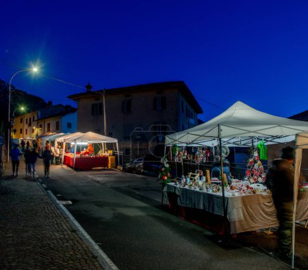 Foto de Cornalba Italia 10 de diciembre de 2023: puestos tradicionales de venta de productos típicos locales - Imagen libre de derechos