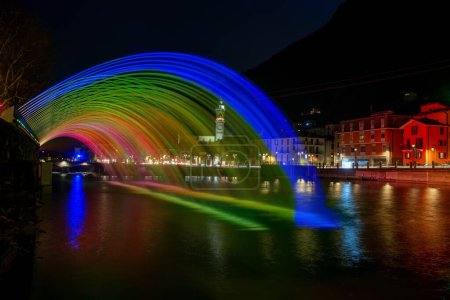 Téléchargez les photos : Jets d'eau éclairés aux couleurs arc-en-ciel - en image libre de droit