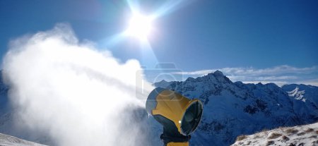 Foto de Cañón de nieve en funcionamiento en las pistas de esquí de Tonale - Imagen libre de derechos