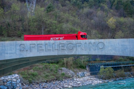 Foto de S.Pellegrino Terme Italia 5 de abril de 2024: Camión para el transporte de agua mineral en el puente del río Brembo - Imagen libre de derechos