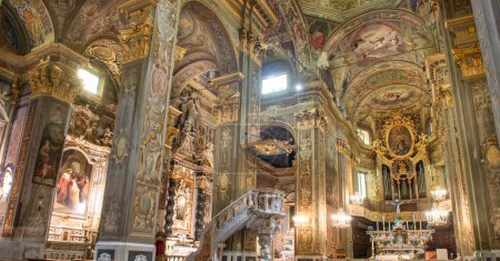 Téléchargez les photos : Finalborgo Italie 15 avril 2024 : Intérieur de la basilique de San Biagio en style gothique - en image libre de droit