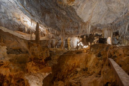 Verizzi Italien 19. April 2024: Beleuchteter Innenraum der Höhlen von Borgo Verizzi