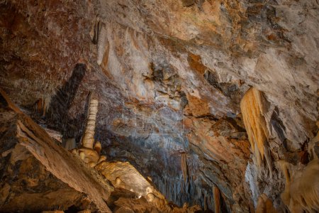 Verizzi Italie 19 avril 2024 : Intérieur éclairé des grottes de Borgo Verizzi
