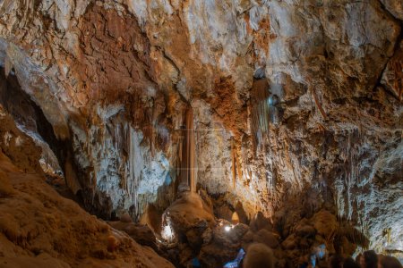 Verizzi Italien 19. April 2024: Beleuchteter Innenraum der Höhlen von Borgo Verizzi