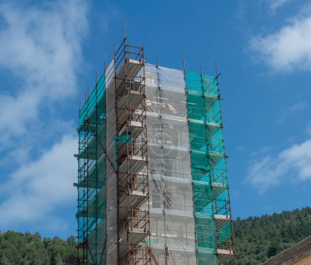 Verigotti Italie 16 avril 2024 : Echafaudage pour la restauration du clocher de l'église de Verigotti