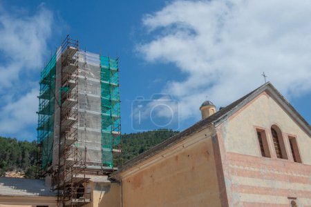 Verigotti Italien 16. April 2024: Gerüst für die Restaurierung des Glockenturms der Kirche von Verigotti