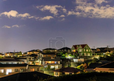 Téléchargez les photos : Maisons denses dans un quartier calme de banlieue la nuit. Photo de haute qualité - en image libre de droit