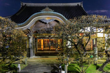 Foto de Entrada al templo tradicional japonés de madera a través del jardín por la noche. Foto de alta calidad - Imagen libre de derechos