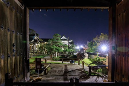 Foto de Jardín japonés junto a edificios tradicionales de madera en la noche tranquila. Foto de alta calidad - Imagen libre de derechos