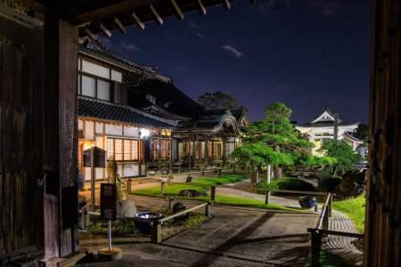 Foto de Jardín tranquilo en templo japonés por la noche. Foto de alta calidad - Imagen libre de derechos