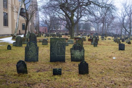Foto de Lápidas dispersas en el cementerio histórico en la niebla de la mañana temprano. Foto de alta calidad - Imagen libre de derechos