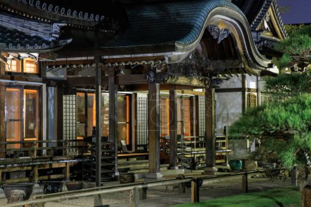 Foto de Entrada al templo tradicional japonés por la noche. Foto de alta calidad - Imagen libre de derechos