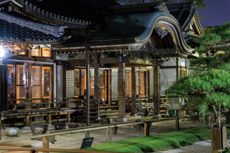 Foto de Arquitectura exterior tradicional del templo japonés por la noche. Foto de alta calidad - Imagen libre de derechos