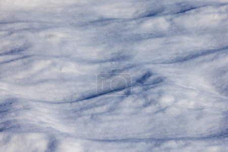 Téléchargez les photos : Dunes de neige fraîches tombées par temps ensoleillé. Photo de haute qualité - en image libre de droit