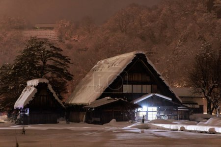 Foto de Rosa brumoso resplandor sobre la granja tradicional japonesa en el pueblo por la noche. Foto de alta calidad - Imagen libre de derechos
