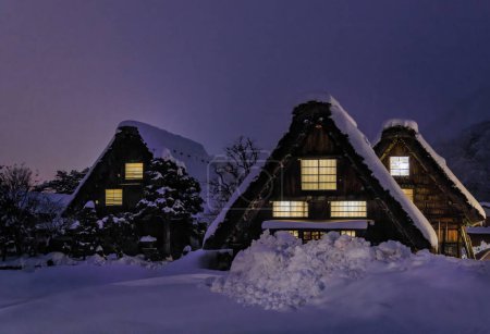 Foto de Traditional Japanese minka houses in snowy Shirakawa village at night. High quality photo - Imagen libre de derechos