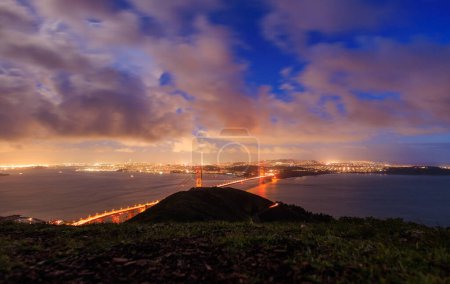 Golden Gate Bridge und City of San Francisco von Marin Headlands bei Nacht. Hochwertiges Foto