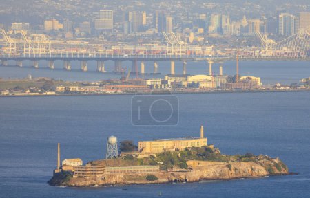 Alcatraz Island in der Bucht von San Francisco mit Bay Bridge und Oakland im Hintergrund. Hochwertiges Foto