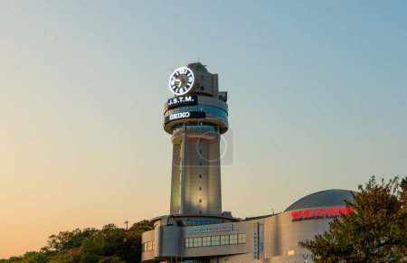 Téléchargez les photos : Akashi, Japon - 19 avril 2023 : Tour de l'horloge au-dessus du planétarium avec la couleur du coucher du soleil dans le ciel. Photo de haute qualité - en image libre de droit