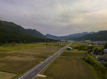 Foto de Camino abierto a través del pueblo rural japonés en el valle de la montaña al atardecer. Foto de alta calidad - Imagen libre de derechos